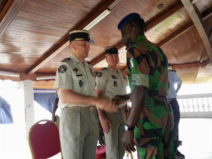 Défense : Cérémonie de décoration du Lieutenant-colonel Bruno Gournay, commandant en second de la Force Interarmées Licorne